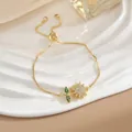 Dettaglio del bracciale a girasole dorato con zirconi e catena a scatola regolabile - Bracciale Girasole Oro con Foglie (SL0112)
