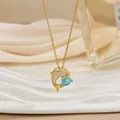 Dettaglio della collana delfino dorata con gemma a cuore blu e inserto in madreperla - Delfino Cuore in Madreperla (XL0627)