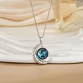 Detail van de halve maan ketting met blauwe nevelbol aan gepolijste zilveren ketting - Blauwe Nevel Sterrenhemel Stijl (XL0633D)