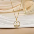 Dettaglio della collana placcata oro 18k con ciondolo coda di balena e zirconi - Coda di Balena 3D Cerchio (XL0628)