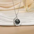 Macro-opname van de zilveren maan hanger met glinsterende stenen en maan-oppervlaktetextuur - Gevlekte Maanoppervlak Stijl (XL0633E)