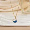 Dettaglio della collana placcata oro 18k con ciondolo balena in smalto blu e pietre zirconi - Balena che Spruzza Smalto Blu (XL0629)