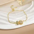 Vista dettagliata del bracciale a girasole placcato oro con chiusura a cordoncino - Bracciale Girasole Oro Foglia Verde (SL0114)