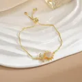 Dettaglio bracciale girasole dorato con zirconi bianchi e chiusura scorrevole regolabile - Bracciale Rotante Piccola Margherita Oro (SL0115)