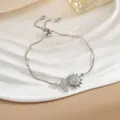 Dettaglio del bracciale a girasole argento con cristalli scintillanti e chiusura regolabile - Bracciale Rotante Piccola Margherita Argento (SL0115G)