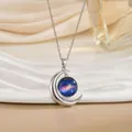 Detail van sterrenstelsel maan hanger aan zilveren ketting op een witte keramische schaal - Donkerblauw Roze Melkweg Stijl (XL0634)
