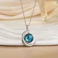 Detail van zilveren halve maan ketting met een blauwe planeetsteen op satijn - Blauwe Planeet Textuur Stijl (XL0634E)