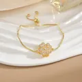 Dettaglio del bracciale regolabile in oro con un motivo floreale di zirconi brillanti - Bracciale Fiore a Sei Petali Zirconia Oro (SL0122)