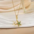 Κομψό μενταγιόν αστερίας με επιχρύσωση 18k, πράσινα ζιργκόν και λευκό μαργαριταρένιο ένθετο - Διπλός Αστερίας με Μαργαριτάρι (XL0622)