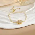 Dettaglio del bracciale regolabile in oro con ciondolo a stella in zircone viola su vassoio - Bracciale Zirconia Viola Oro (SL0126)