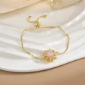 Dettaglio del bracciale dorato con pendente sole in opale rosa e chiusura a scorrimento - Bracciale Girasole Rosa Oro (SL0127)