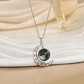 Detailopname van een zilveren ketting met maan en ster hanger op een wit dienblad - Volle Maan Landschap Stijl (XL0635B)