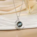 Detail van de zilveren halve maan ketting met een blauwe sterrenstelsel bol op keramiek - Blauw Gele Nevel Bal Stijl (XL0635C)