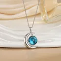 Detail van de halve maan met blauwe sterrenstelselbol en zilveren ketting - Sterrenhemel Miniatuur Aarde Stijl (XL0636B)