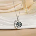 Detail van zilveren halve maan ketting met maanstructuur hanger op wit dienblad - Fijne Maanoppervlak Stijl (XL0636C)
