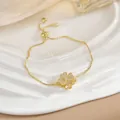Dettaglio di un bracciale a quadrifoglio con zirconi e chiusura a scorrimento in oro - Bracciale Rotante Quadrifoglio Oro (SL0107)
