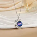 Detail van de maan hanger met sterrenstelsel op keramisch blad met zilveren ketting - Paars Blauwe Nevel Stijl (XL0636D)