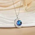 Detail van de zilveren halve maan ketting met blauwe nevelbol en stergravure - Blauwe Planeet Boze Oog Stijl (XL0636E)