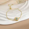 Dettaglio del bracciale regolabile in oro con ciondolo a sole e zirconi colorati - Bracciale Rotante Malocchio (SL0108)