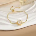 Dettaglio del bracciale a catena dorata con ciondolo a fiore in zircone e chiusura scorrevole - Bracciale Rotante Stella Oro (SL0110)