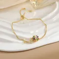 Dettaglio del bracciale a catena dorata con ciondolo a fiore di gemme colorate e chiusura scorrevole - Bracciale Petali Colorati Oro (SL0116)