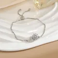 Dettaglio macro del bracciale girasole in argento con chiusura regolabile e zirconi - Bracciale Girasole Argento Zirconia (SL0117G)