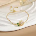 Dettaglio di un bracciale a girasole regolabile con cristalli colorati e chiusura a scorrimento - Bracciale Margherita Oro Foglia Verde (SL0118)
