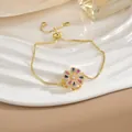 Dettaglio del bracciale bolo dorato con ciondolo a fiore in zircone colorato su catena - Bracciale Fiore Zirconia Colorato Oro (SL0119)