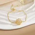 Dettaglio del braccialetto a quadrifoglio dorato con zircone bianco e fibbia a scorrimento - Bracciale Quadrifoglio Traforato Oro (SL0121)