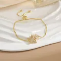 Bracciale dorato regolabile con ciondolo a stella e cristalli lucidi su vassoio bianco - Bracciale Rotante Pentagramma Oro (SL0124)