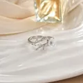 Dettaglio anello floreale argento con fiore bianco e foglie di cristallo lucido - Stile Fiore Bianco (JZ0123G)