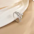 Dettaglio macro dell'anello a corona d'argento con zirconi incastonati e fascia regolabile - Stile Corona Diadema (JZ0131G)