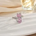 Dettaglio dell'anello a gatto in argento con pietre rosa e coda in pavé di zirconi - Stile Gatto Rosa (JZ0154GA)