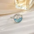 Anello balena che salta fuori dall'acqua in argento con cristallo blu e fascia ritorta - Stile Oceano Balena (JZ0119G)