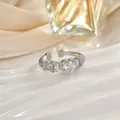 Dettaglio anello a cuore in argento con castone pavé di zirconi e finitura lucida - Stile Cuore Pavé (JZ0124G)