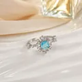 Dettaglio dell'anello a fiore in argento con zircone blu quadrato e cristalli fini - Stile Fiocco di Neve Pietra Quadrata Blu (JZ0126G)