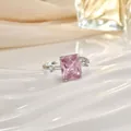 Dettaglio macro dell'anello con gemma rosa rettangolare e fascia in argento lucido - Stile Taglio a Gradini Strass Rosa (JZ0129G)