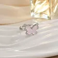 Dettaglio anello a farfalla con ali rosa e cristalli micro-pave su fascia in argento - Stile Farfalla Rosa (JZ0145G)