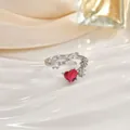Dettaglio dell'anello aperto in argento con pietra a cuore rosso e zirconi bianchi - Stile Strass Marquise a Cuore Rosso (JZ0152GF)