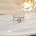 Dettaglio macro di un anello a doppio strato con cuore rosa, perle e pietre miste - Stile Multi-Strass a Cuore Rosa (JZ0155GA)