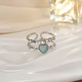 Dettaglio anello in argento con pietra occhio di gatto blu a cuore e perle - Stile Cuore Blu (JZ0155GB)