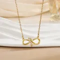 Detail der Unendlichkeitsschleife-Halskette in Gold mit Zirkonia-Steinen auf O-Kette - Glatte Kurve Unendlichkeitssymbol