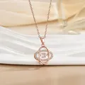Makroaufnahme der roségoldenen Kleeblatt-Kette mit beweglichem Zirkonia-Hauptstein - Tanzende Ineinandergreifende Ringe Stil / Roségold