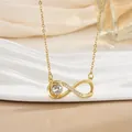 Detailaufnahme der goldenen Unendlichkeit-Halskette mit Herz-Zirkon und Pavé-Kristallen - Herz Zirkonia Unendlichkeitssymbol