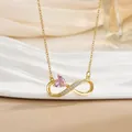 Detailaufnahme der goldenen Infinity-Halskette mit rosa Herzstein und Pavé-Zirkon-Besatz - Rosa Herz Unendlichkeitssymbol