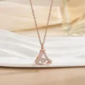 Nahaufnahme des Eiffelturm-Anhängers in Roségold mit funkelndem Zirkonia-Besatz - Tanzender Eiffelturm Stil / Roségold
