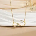 Detail der Unendlichkeits-Halskette mit Herz-Zirkon und Pavé-Diamanten in Gold - Elegantes Reihendrill Unendlichkeitssymbol