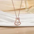 Makro-Detail des Roségold-Glockenanhängers mit schimmernden Diamanten und Schleife an Kette - Tanzende Glocke Stil / Roségold