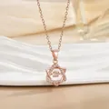 Makroansicht des beweglichen runden Steins im Roségold-Hexagramm-Anhänger mit Kristallen - Tanzendes Hexagramm Stil / Roségold