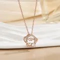 Detailansicht der roségoldenen Kronenhalskette mit 520-Gravur und weißer Zirkon-Einlage - 520 Krone Tanzender Stil / Roségold
